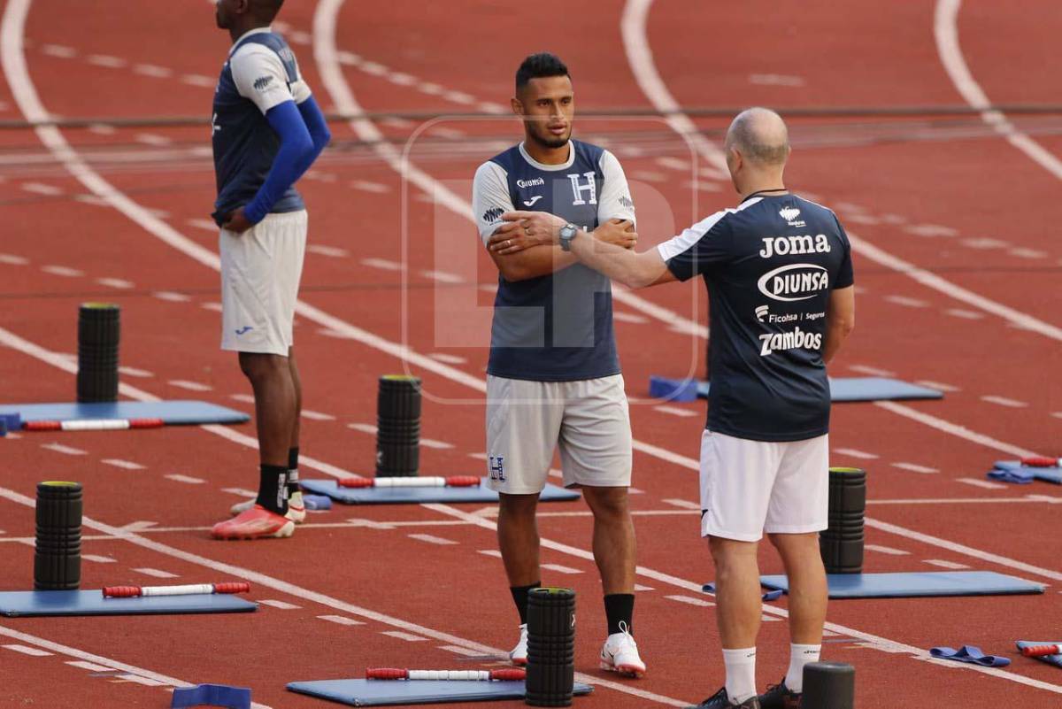 El volante Alex López conversó por algunos minutos con el seleccionador Fabián Coito.