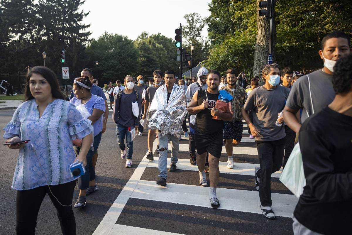 Traslados de migrantes a bastiones demócratas desata batalla política en EEUU