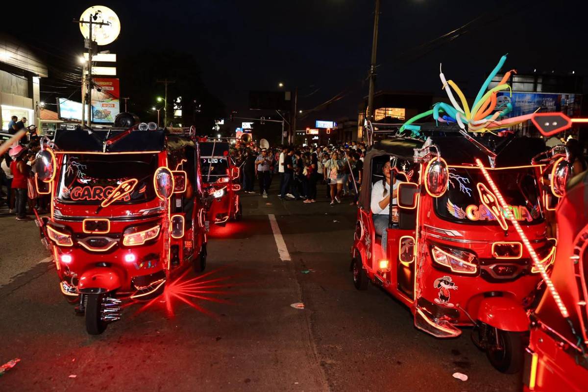 Mototaxis, carros clásicos, racers y motos se roban el show en Desfile de Carrozas de SPS