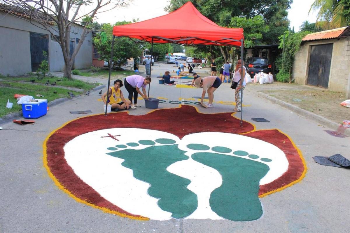 Fe y tradición se entrelazan en las alfombras del Santo Entierro en Barandillas