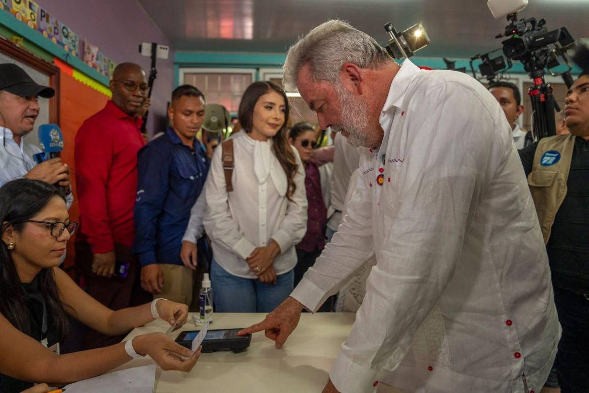 Roberto Contreras responde a Iroshka Elvir tras indirecta en redes sociales