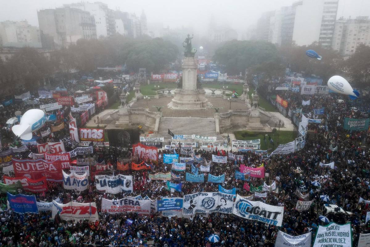 Manifestantes y policías chocan frente al Senado mientras debate proyecto clave de Milei