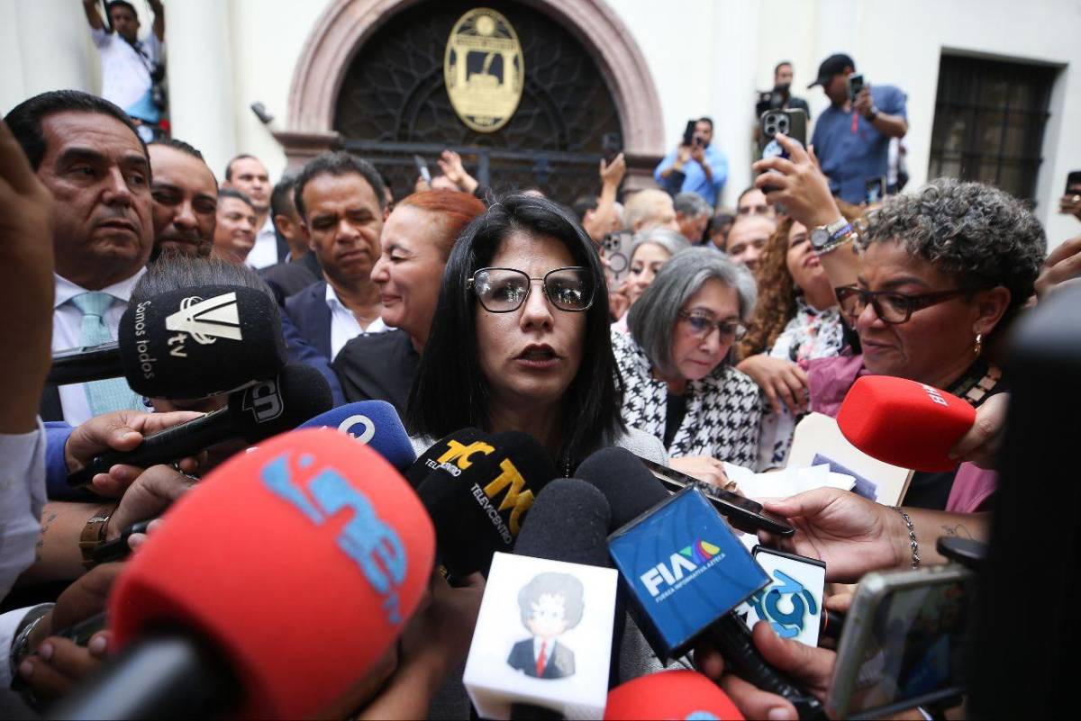 Diputados opositores sesionan en los bajos del Congreso Nacional