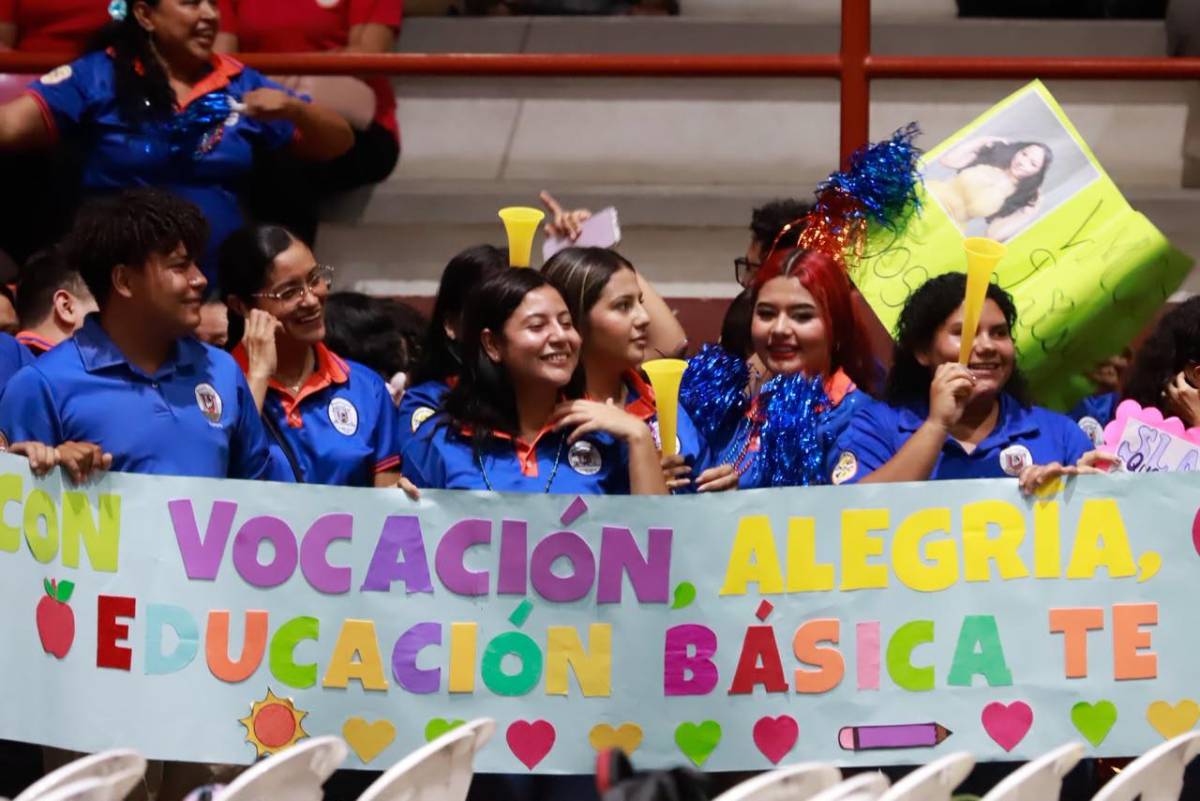 Trajes temáticos y ambiente en la elección de la Señorita Aniversario en la UPNFM-SPS