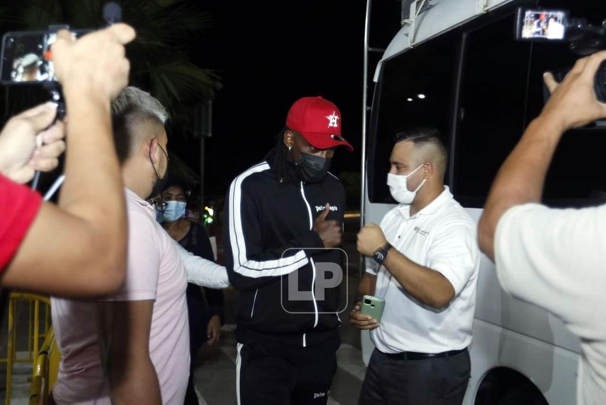 Elis se mostró muy amable con los hinchas catrachos.