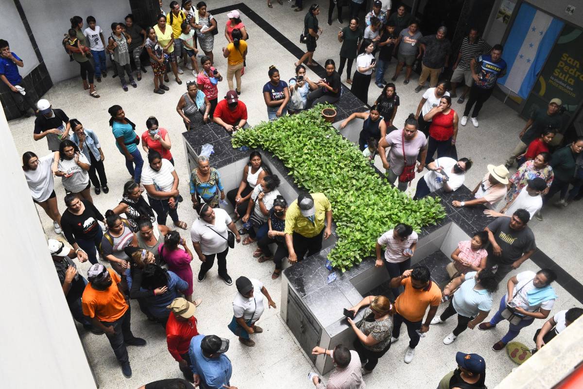 Empleados de la Gerencia de Apoyo a la Prestación de Servicios Sociales mantienen tomado el edificio La Plaza por tiempo indefinido.