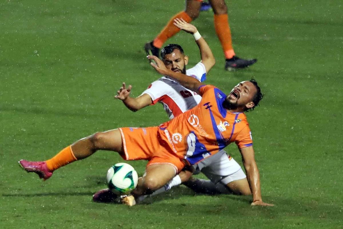 Jorge Álvarez derribando a Cristopher Urmeneta en un lance del primer tiempo del partido entre Olimpia y UPN.