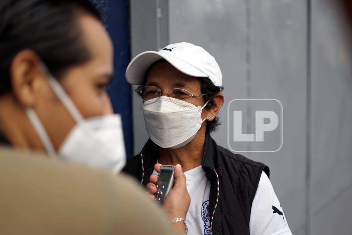 Doña Reina Varela llegó feliz al estadio Nacional para apoyar al Olimpia.