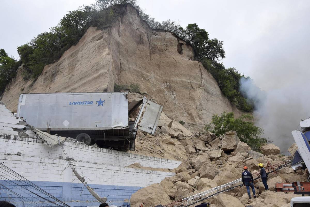 Dan último adiós a Claudia Suyapa, víctima del derrumbe en cerro de Loarque