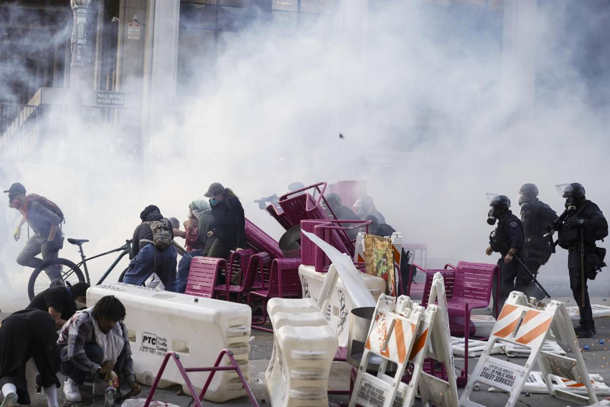 Estallido de violencia en Los Ángeles: Enfrentamientos entre manifestantes y tropas por redadas