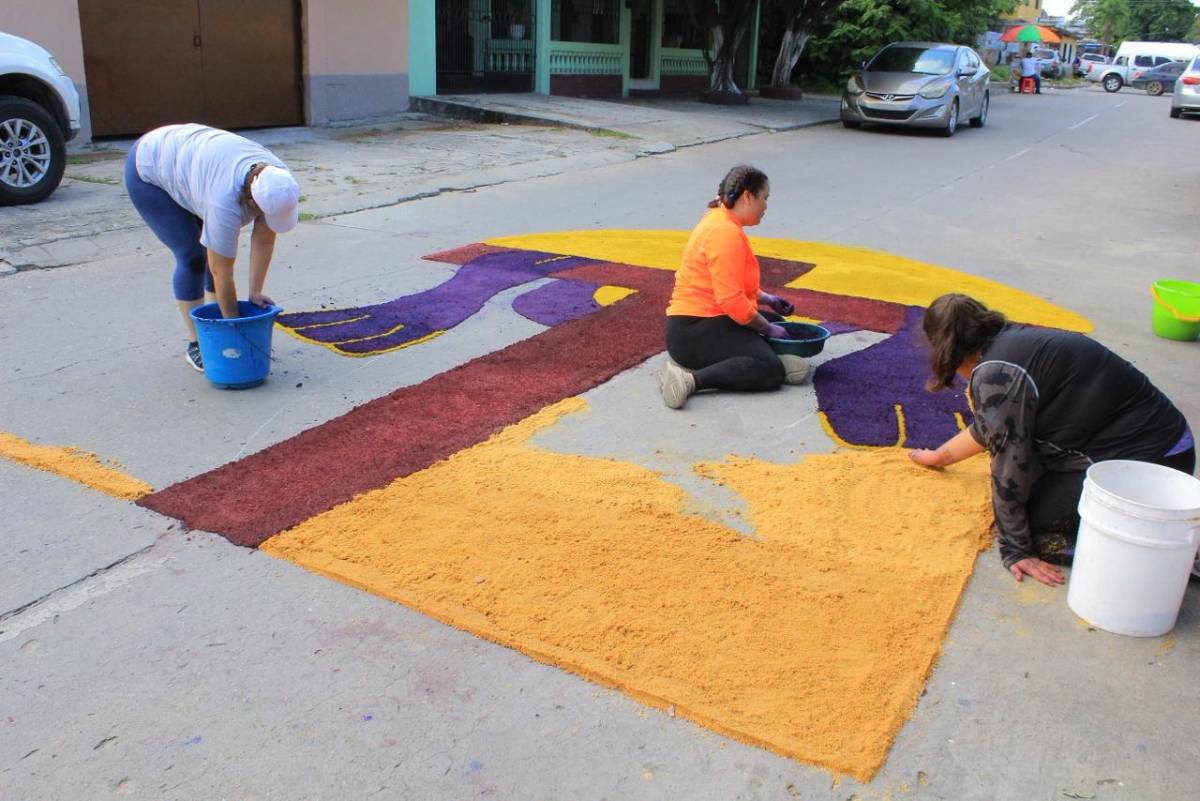Fe y tradición se entrelazan en las alfombras del Santo Entierro en Barandillas