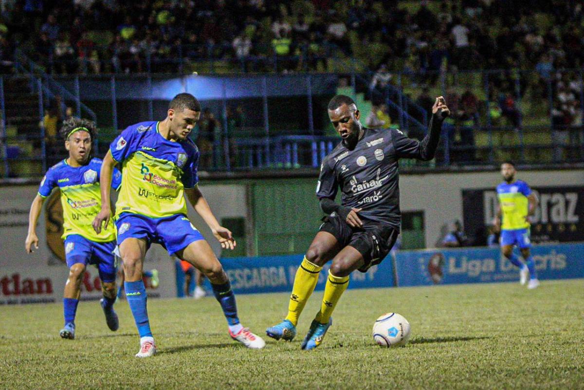 Darixon Vuelto tuvo un buen partido, pero no logró anotar, ya que estuvo bien marcado por Júnior García.