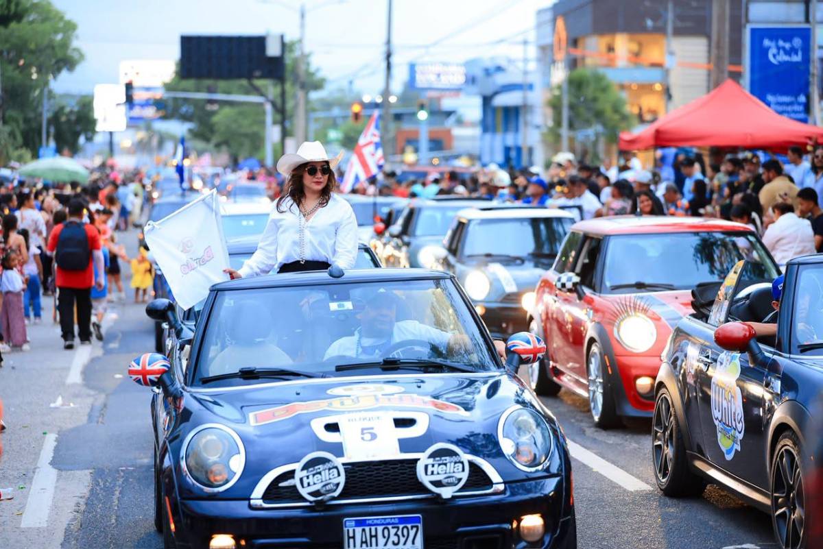 Mototaxis, carros clásicos, racers y motos se roban el show en Desfile de Carrozas de SPS