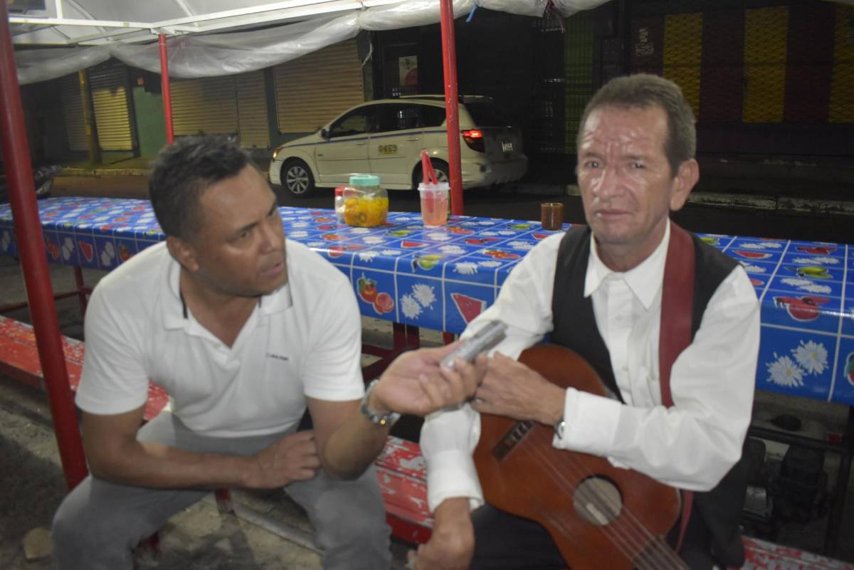A inicios de 1990 don José Antonio Guerra dejó su labor en una hacienda de la aldea El Coco en Colón para buscar nuevas oportunidades en La Ceiba. Nunca se imagino que la vida lo llevaría a recorrer las calles de la ciudad con su eterna compañera, la guitarra.