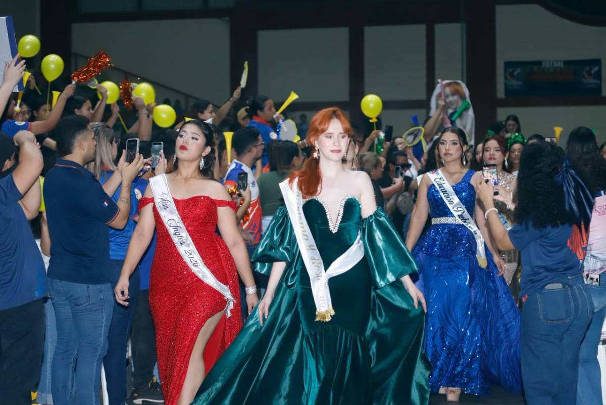 Trajes de gala en la elección de la Señorita Aniversario de la UPNFM-SPS