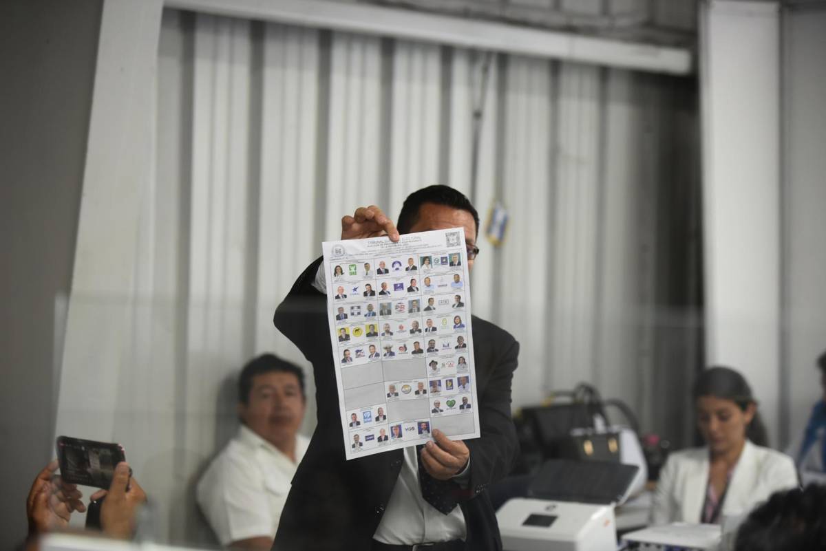 Guatemala continua la revisión de resultados de sus elecciones tras denuncias de fraude