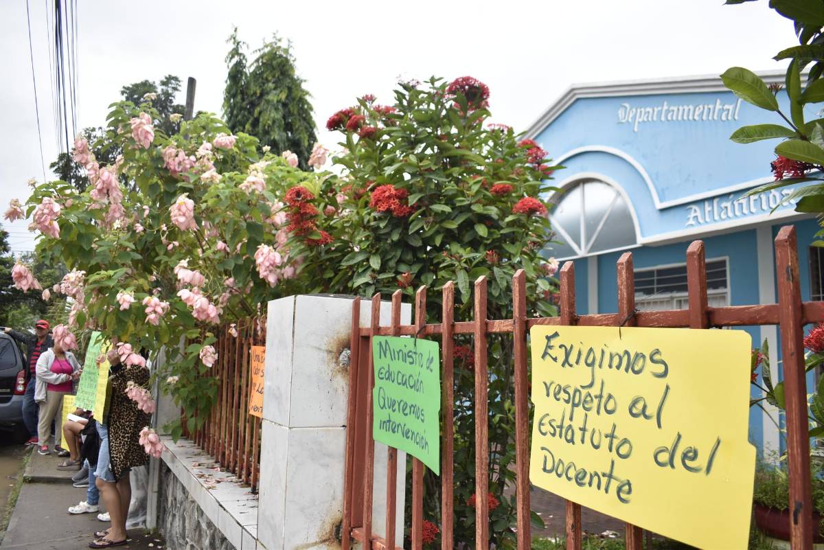 Con toma exigen resolver problemas en Educación de Atlántida
