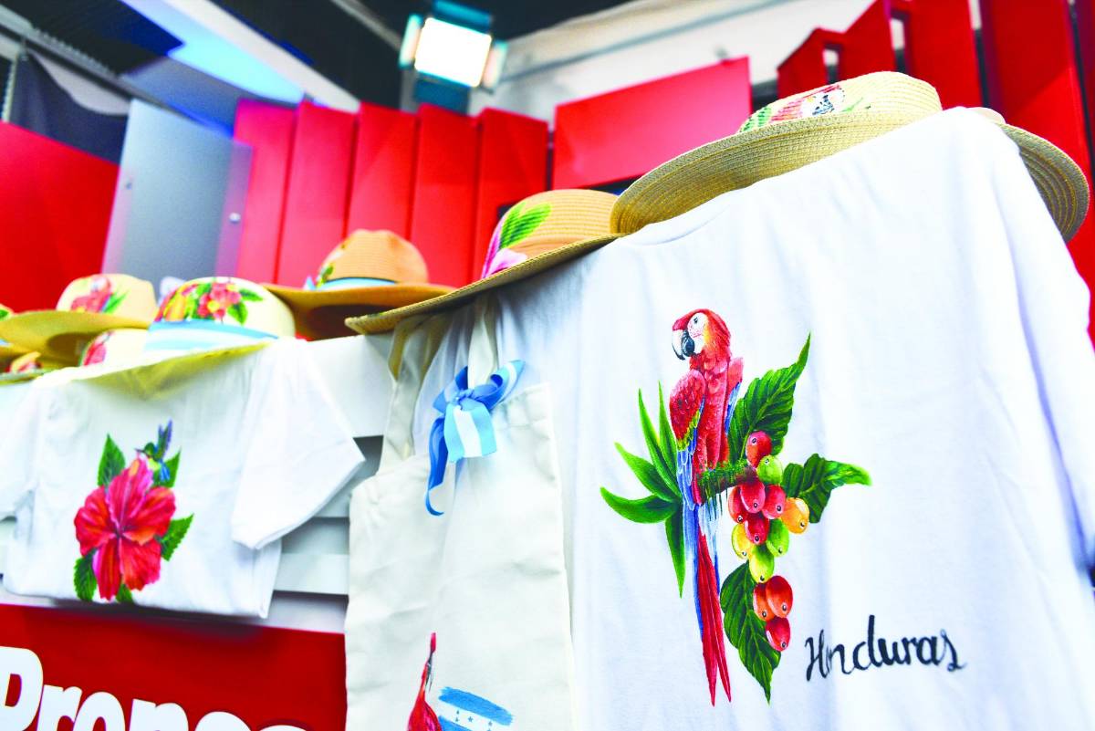 <b>Los productos de la emprendedora buscan resaltar la identidad nacional y sus riqueza. </b>