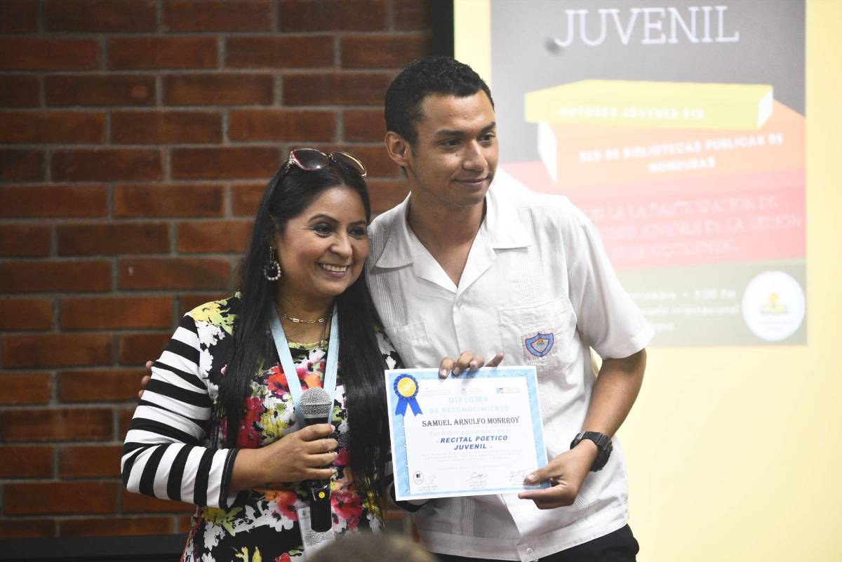 Inia Flamenco junto al estudiante Samuel Arnulfo Monrroy. Cada uno de los jóvenes que fueron parte de este encuentro literario recibieron un diploma de participación, entre otros reconocimientos.