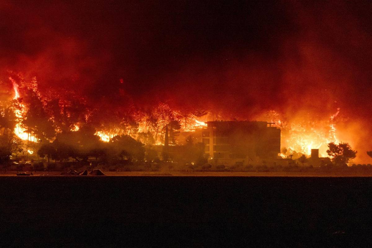 ¡Infierno apocalíptico en Europa! Un muerto, decenas de quemados y miles de evacuados