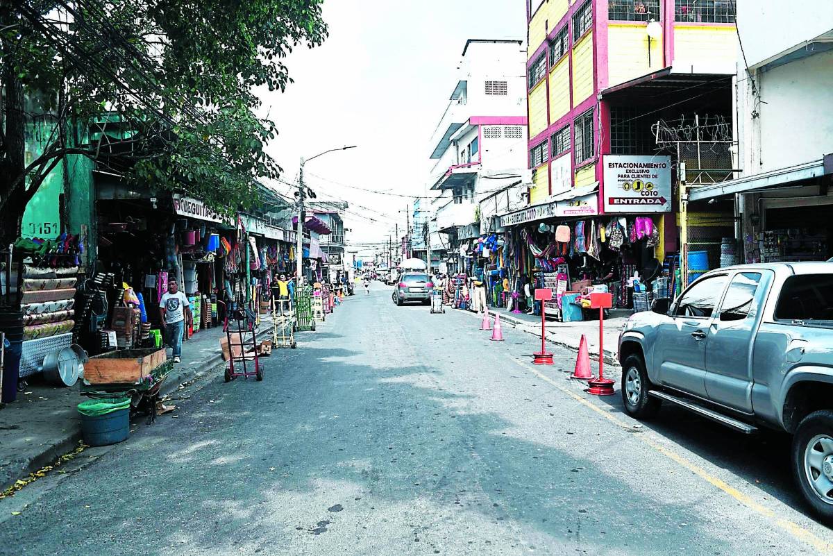 En tres semanas han colocado las chachas a 263 vehículos mal estacionados .