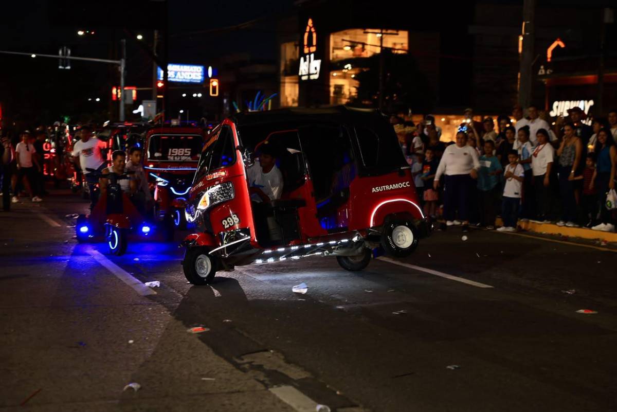 Mototaxis, carros clásicos, racers y motos se roban el show en Desfile de Carrozas de SPS