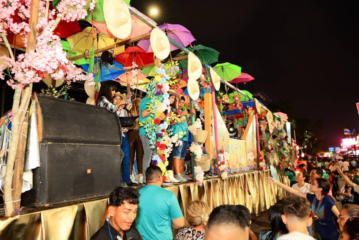 Mototaxis, carros clásicos, racers y motos se roban el show en Desfile de Carrozas de SPS