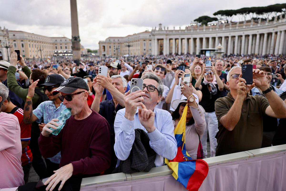Una multitud se congrega en la plaza de San Pedro a la espera de la tercera fumata