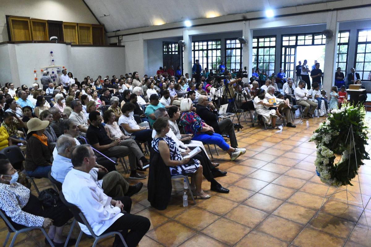 Más de 400 personas asistieron al homenaje póstumo en el Museo de Antropología e Historia.
