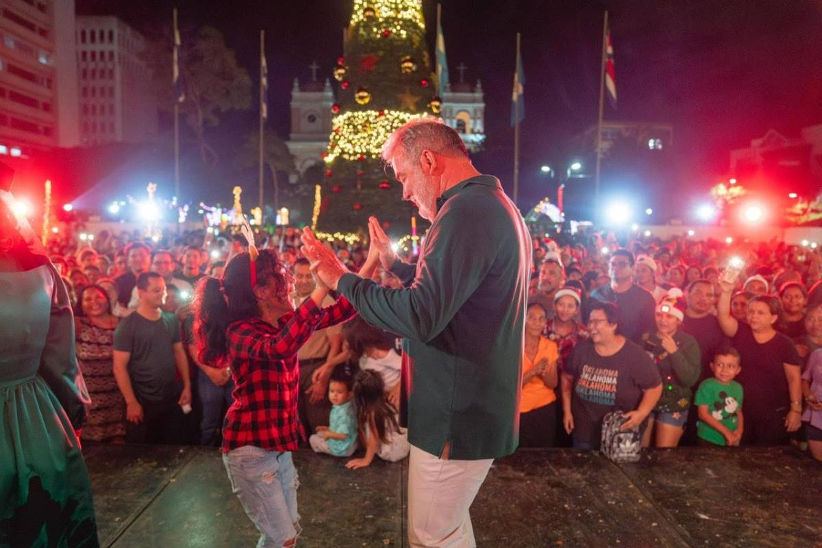 Así disfrutan los sampedranos el inicio de la Navidad en el parque central