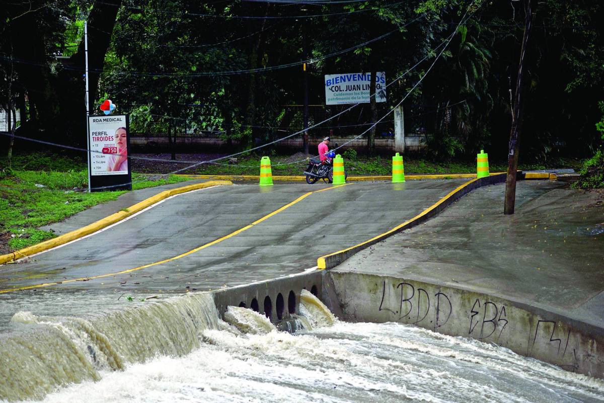 En San Pedro Sula hay puntos críticos cada vez que llueve. Entre ellos están los vados o planchas de la Juan Lindo, Colombia y El Zapotal.