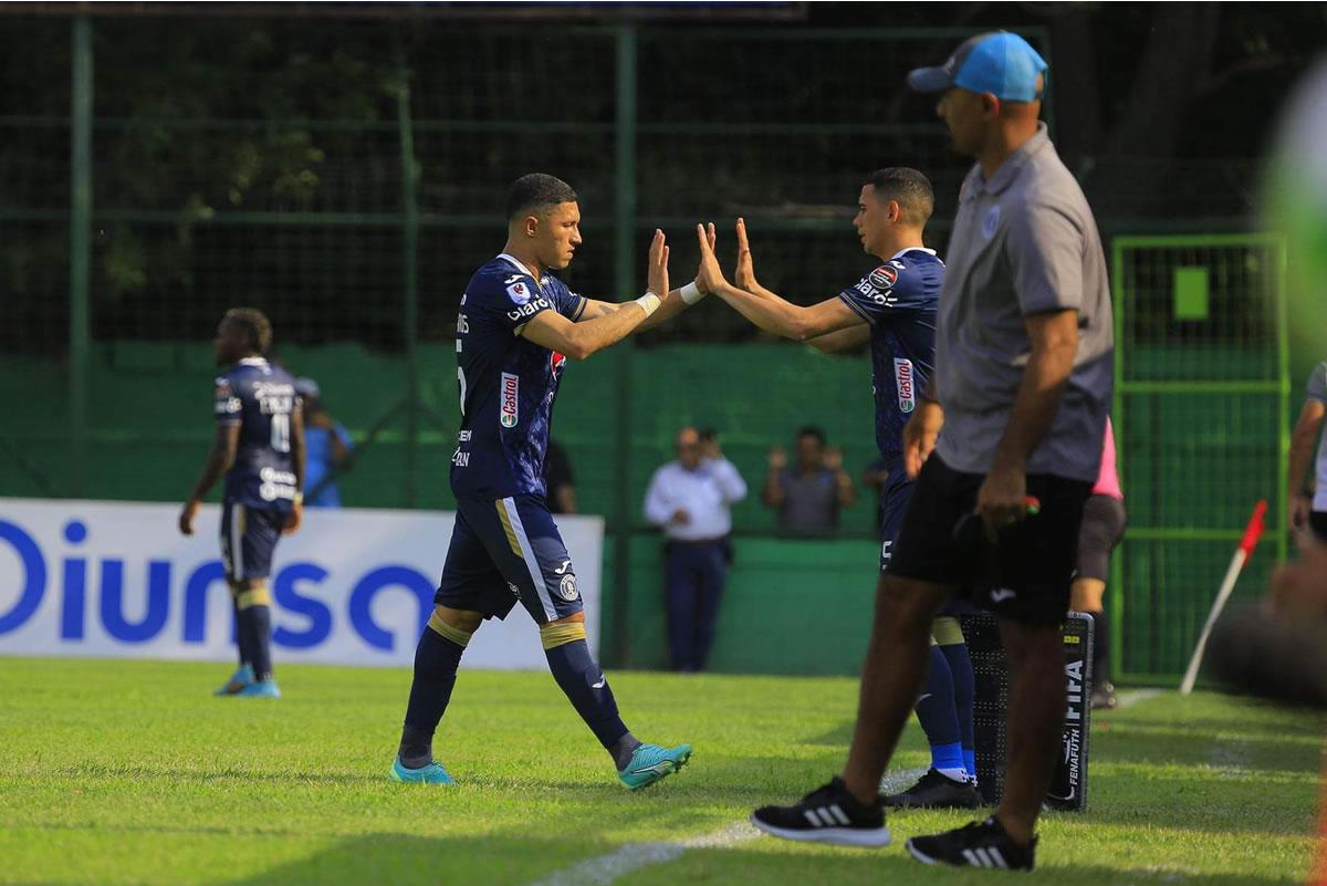Héctor Castellanos salió a los 14 minutos del partido y entró en su lugar Edwin Maldonado.