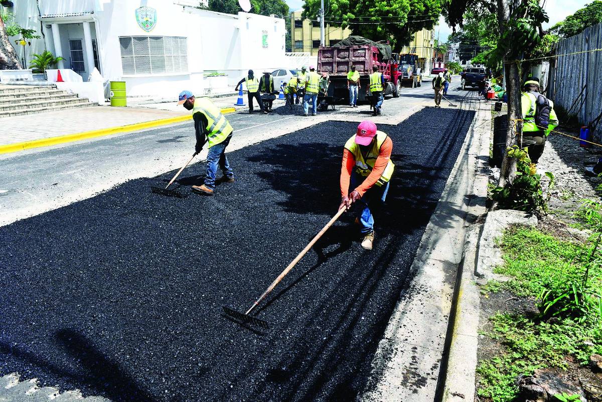 En la primera calle y tercera avenida las cuadrillas trabajan como parte de un programa de mantenimiento de vías.