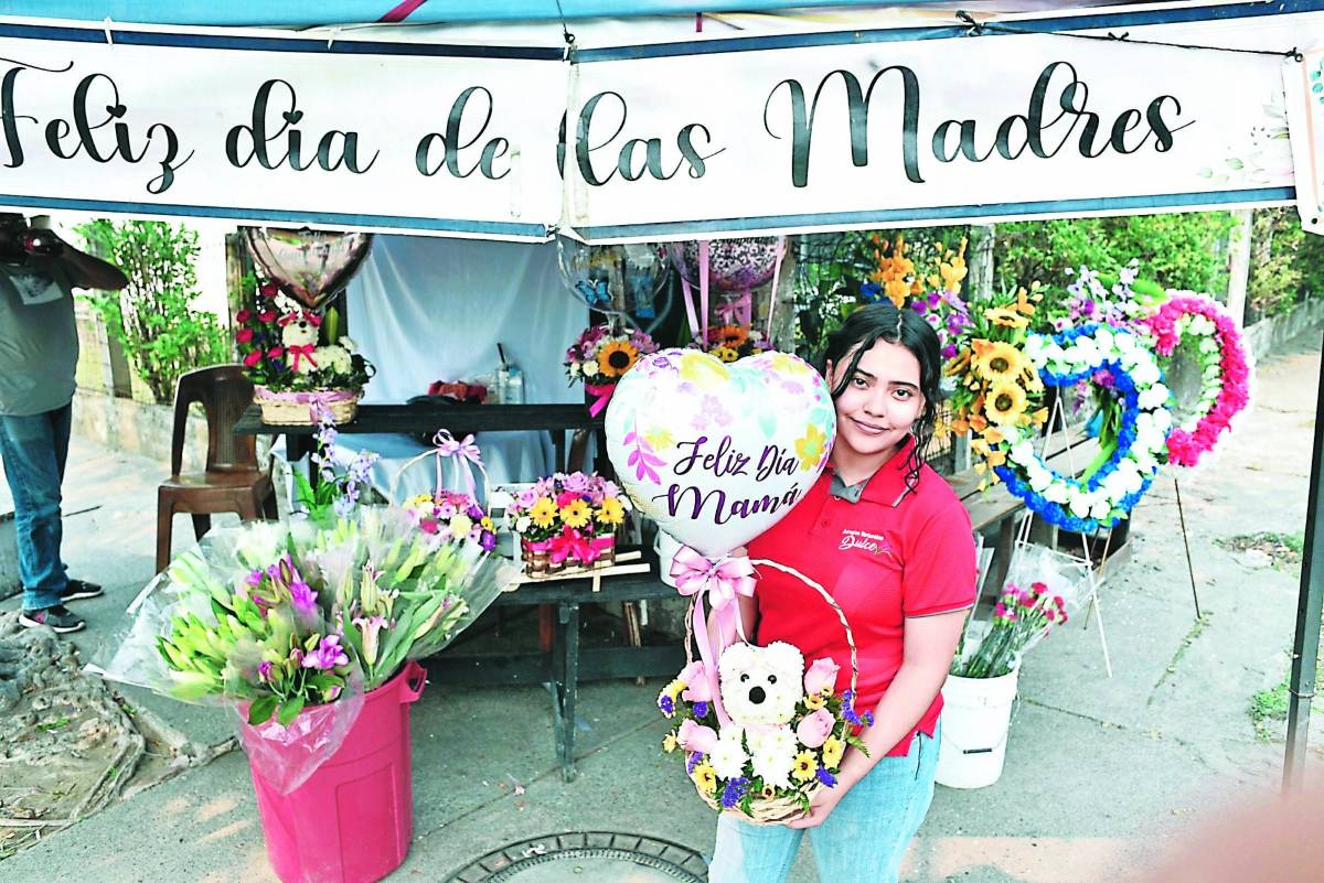 Los arreglos en forma de perrito, creados en floristería Dulce, son muy cotizados para el Día de la Madre.