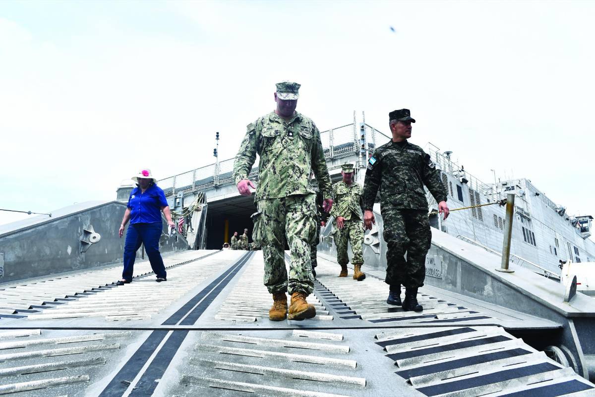Autoridades de la Marina de Estados Unidos y de las Fuerzas Armadas de Honduras hicieron ayer un recorrido con medios de comunicación dentro del barco.