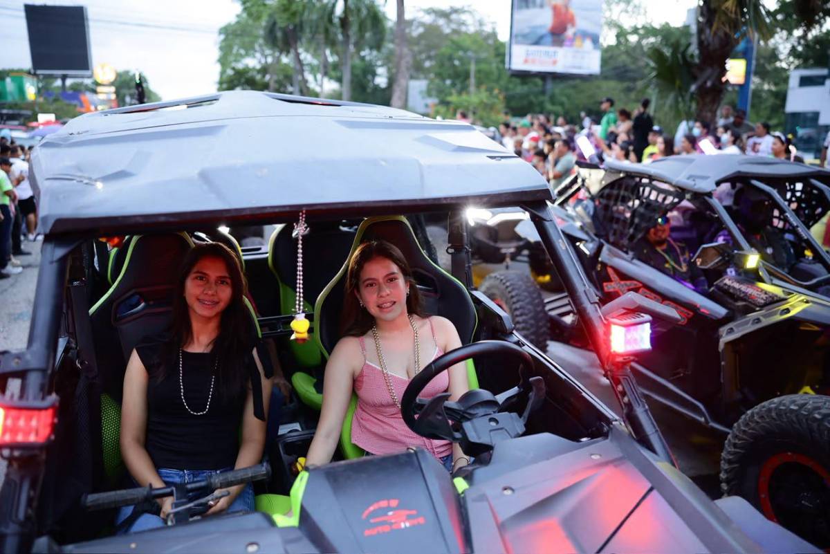 Mototaxis, carros clásicos, racers y motos se roban el show en Desfile de Carrozas de SPS