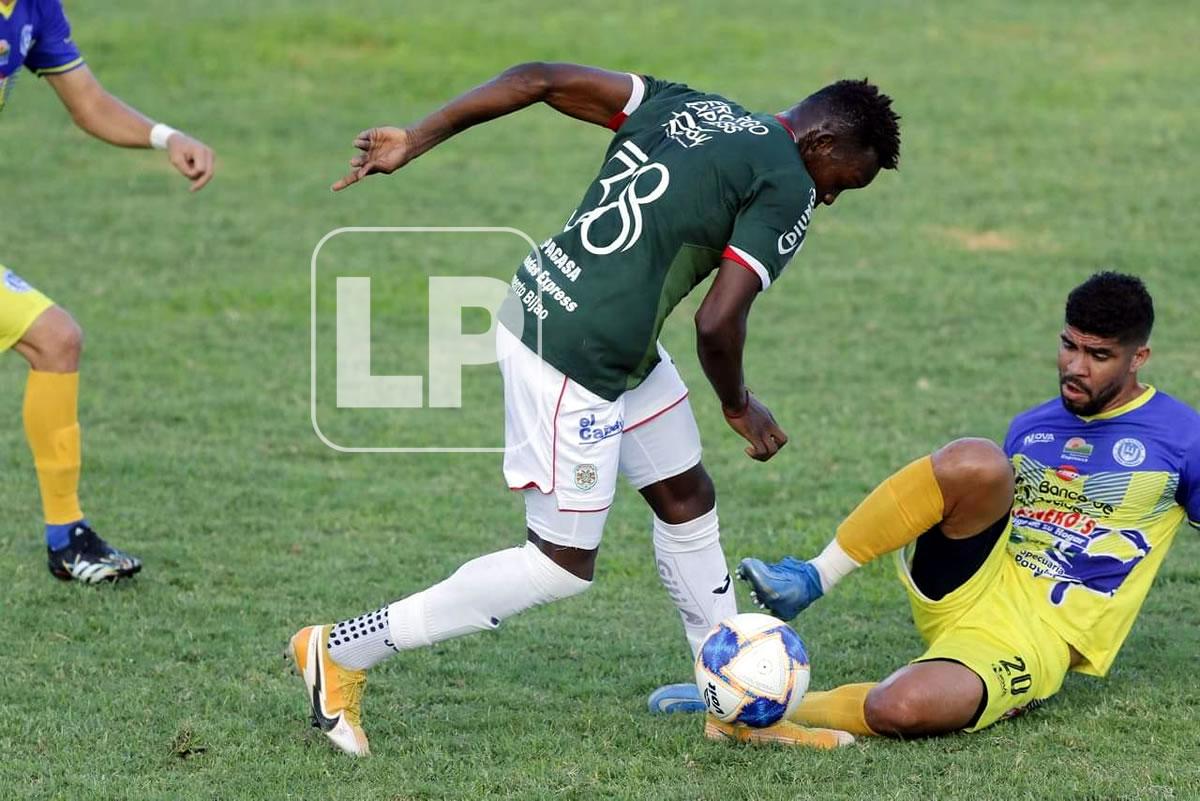 Marcelo Espinal se barre para robarle el balón a Brayan Castillo.