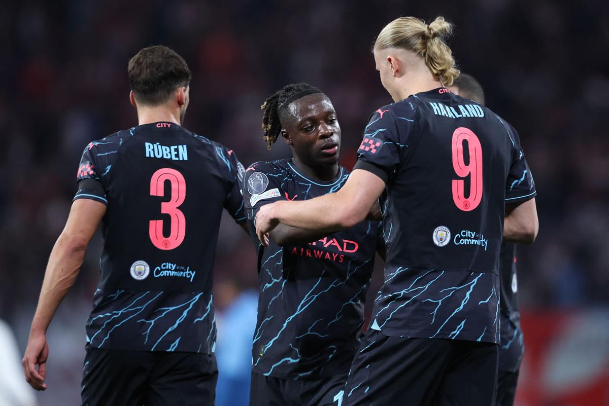 Jeremy Doku es felicitado por sus compañeros tras sellar la victoria del City.
