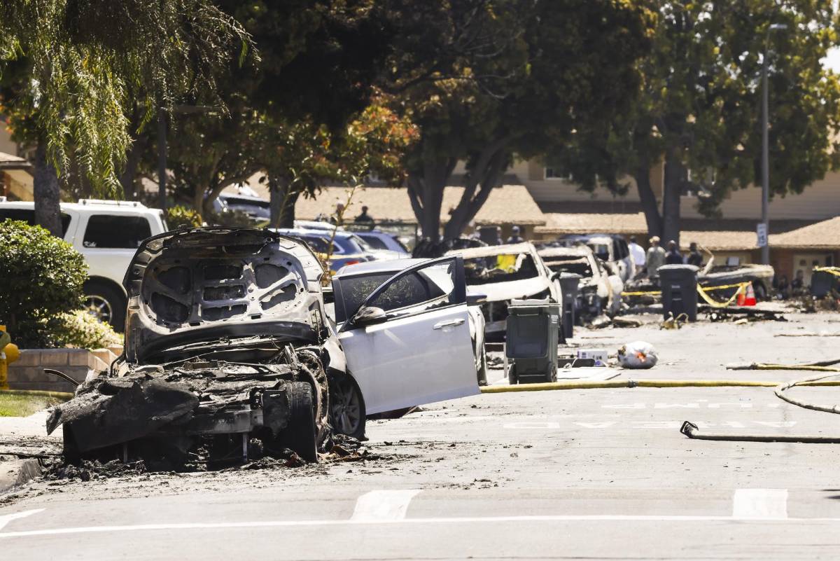 Dos muertos y varios heridos al estrellarse avioneta en un barrio de San Diego