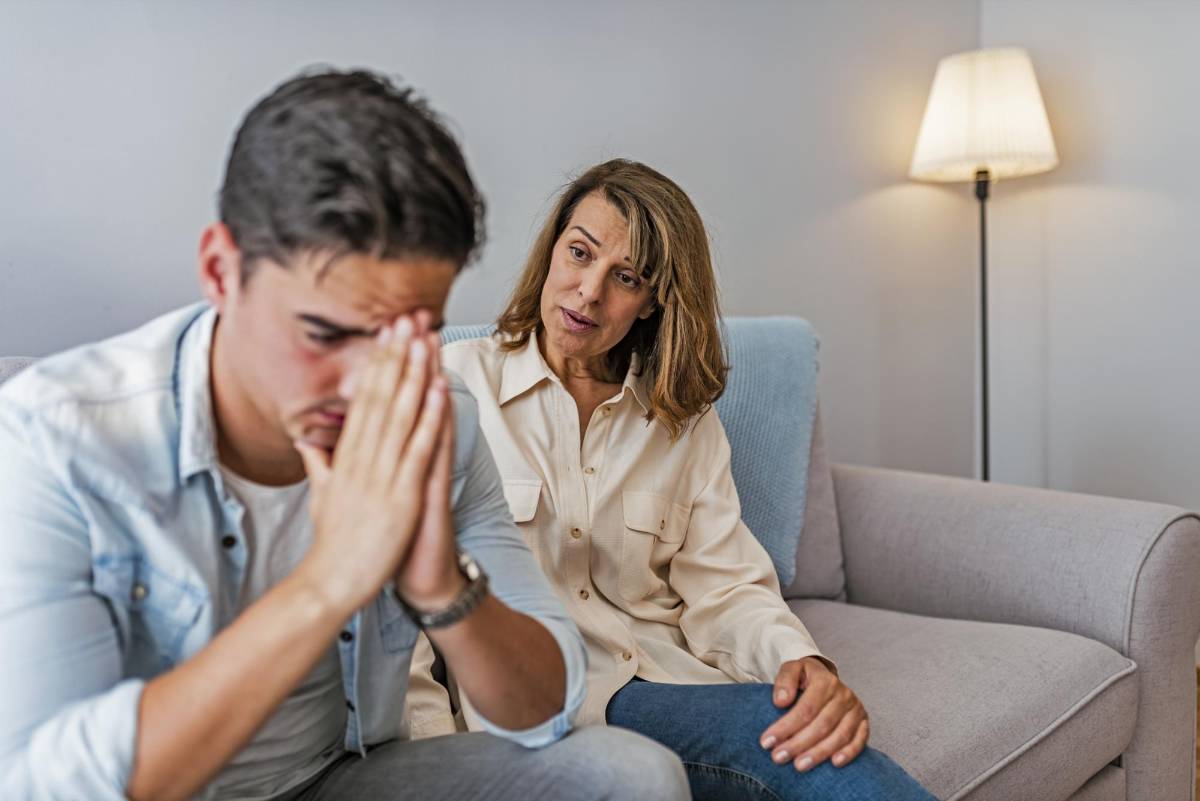 Su madre lo hace dudar de su esposa