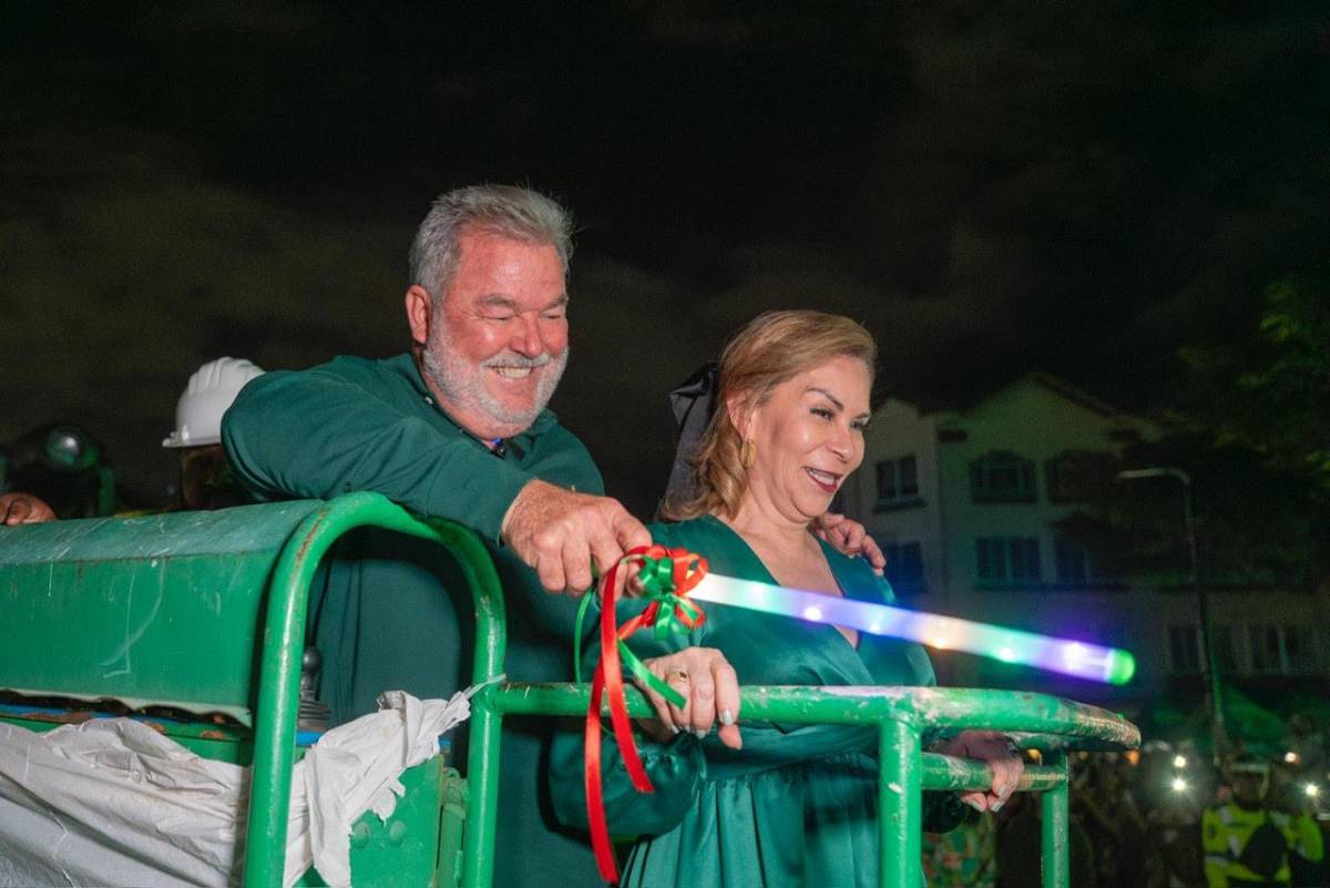 Así disfrutan los sampedranos el inicio de la Navidad en el parque central