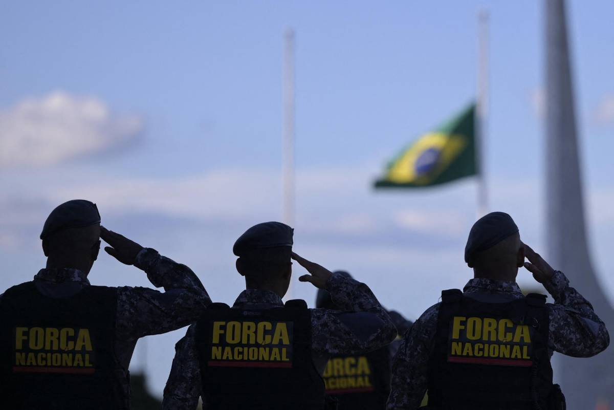 Lula echa a 40 militares traidores de la presidencial