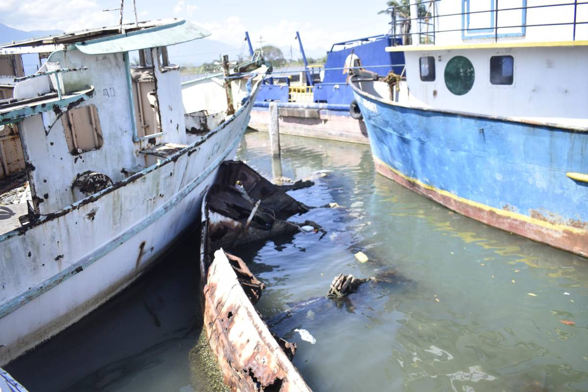 Buscan retirar barcos hundidos que amenazan la navegación en La Ceiba