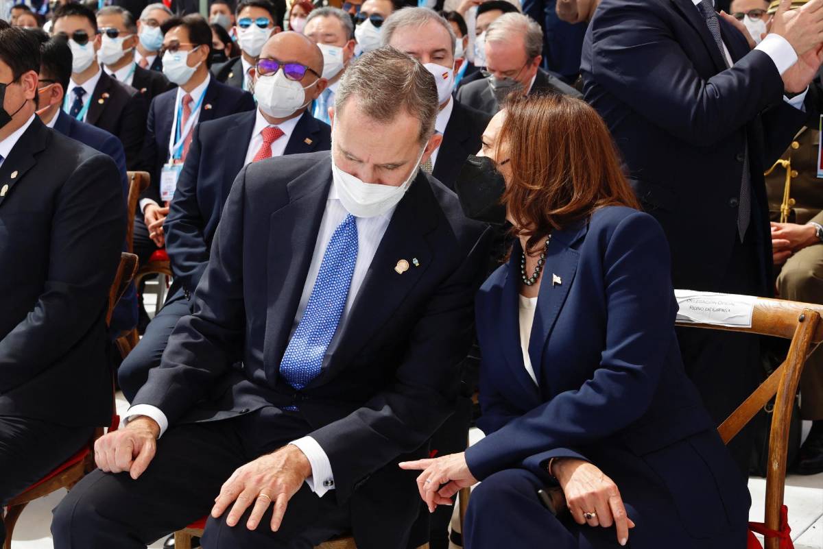 El rey de España y Kamala Harris dialogan en la investidura de Xiomara Castro