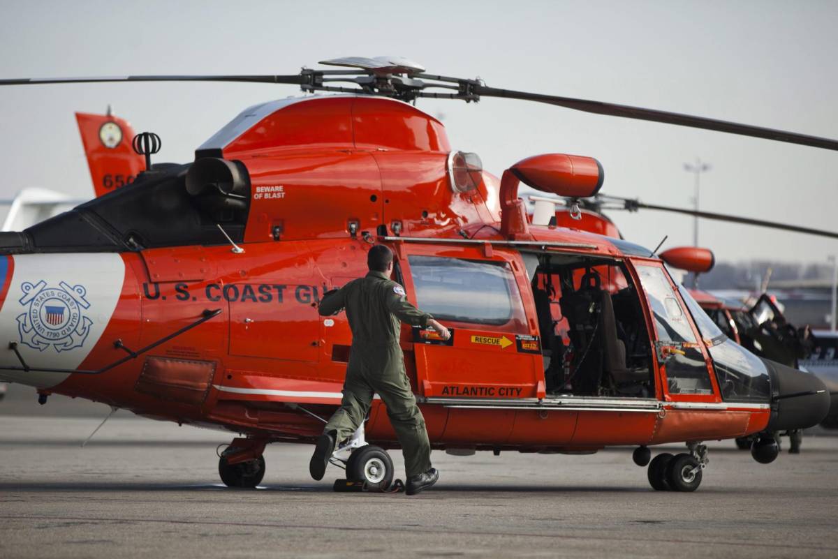 Guardia costera de EEUU rescata a hombre que estuvo 15 horas en el mar