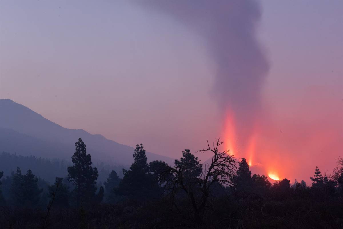 Cúmulo de ceniza del volcán deja inoperativo el aeropuerto de La Palma