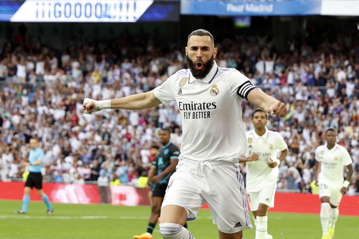 Karim Benzema celebra su gol, primero del equipo blanco ante el Almería.