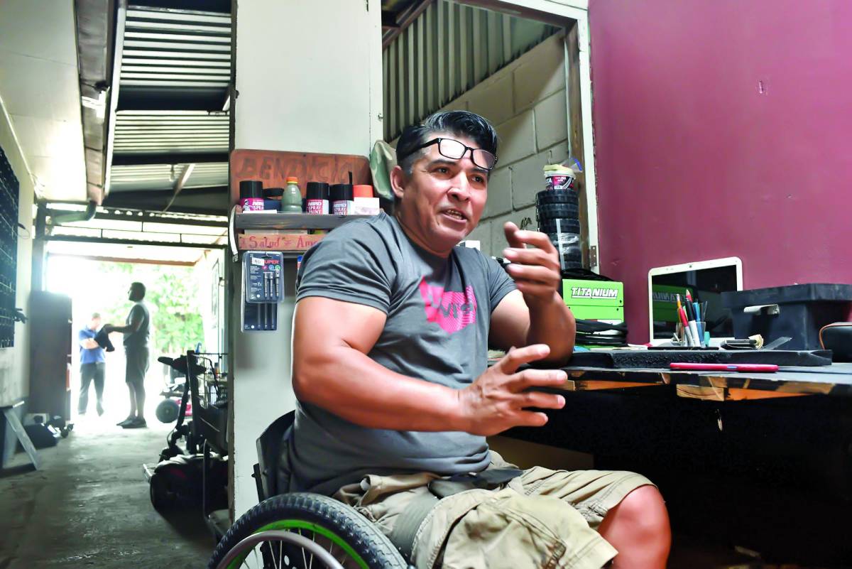 A Carlos Calona la violencia le arrebató su movilidad, pero no su espíritu