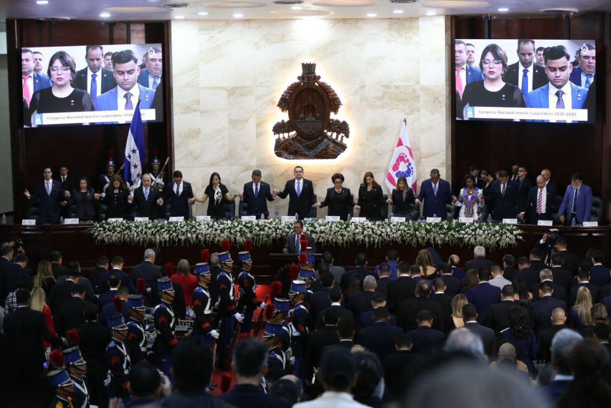 Congreso Nacional regresa el color azul marino a la Bandera Nacional