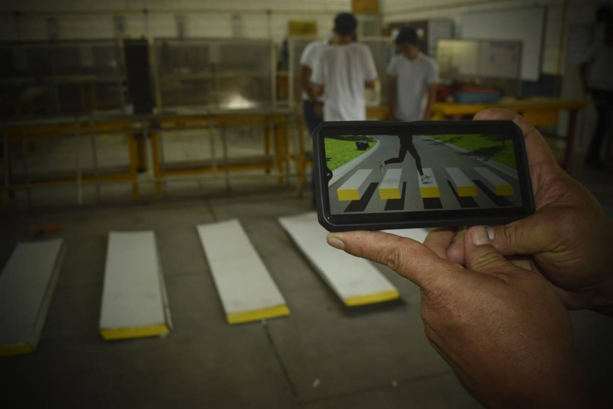 Hondureño crea señales 3D para seguridad peatonal